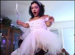 Толстяки на днюхе ебут карликовую шлюху